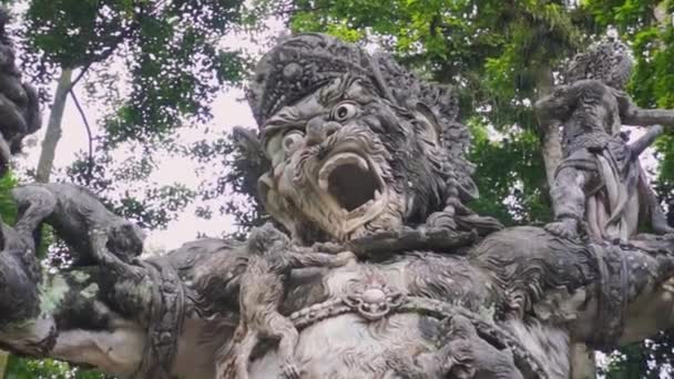 Bali, Indonesien - 22 april 2018: Utsikt över handsnidade grå sten skulptur av andliga, religiösa djur varelse — Stockvideo