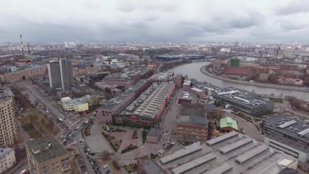 MOSCOW, RUSSIA - NOVEMBER 5, 2018: Urban landscape of grey and brown high store buildings, roads and cars. — ストック動画