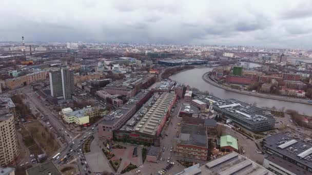 Moskau, Russland - 5. November 2018: Quadrocopter-Ansicht von grauen und braunen Hochhäusern, Straßen und Autos. — Stockvideo