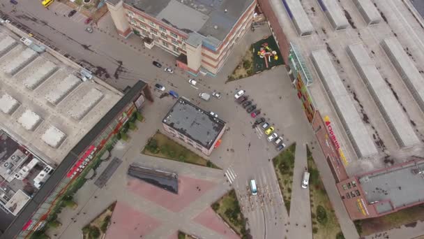 МОСКВА, РОССИЯ - 5 ноября 2018 года: Красивый ландшафт серых и коричневых высоких зданий магазинов, дорог и автомобилей . — стоковое видео