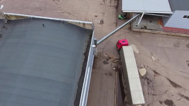 MOSCOW, RUSSIA - NOVEMBER 5, 2018: Top view of moving big red truck with long grey trailer at construction area. — ストック動画