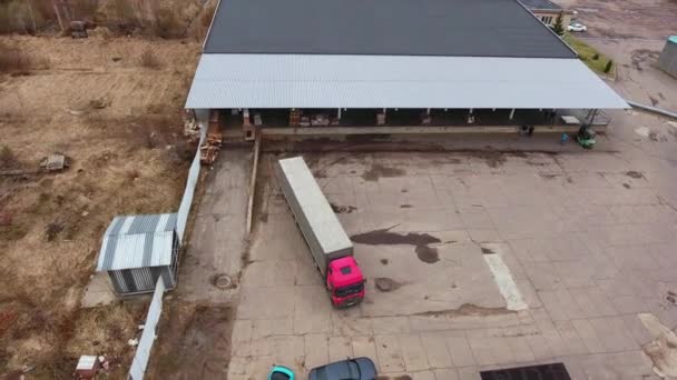 Moskau, russland - 5. November 2018: Drohnen-Ansicht eines fahrenden großen roten Lastwagens mit langem grauen Anhänger auf einer Baustelle. — Stockvideo