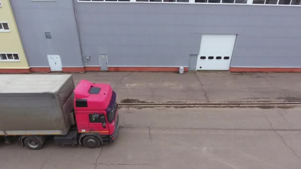 MOSCÚ, RUSIA - 5 DE NOVIEMBRE DE 2018: Voving big red truck with long grey trailer at construction área . — Vídeo de stock