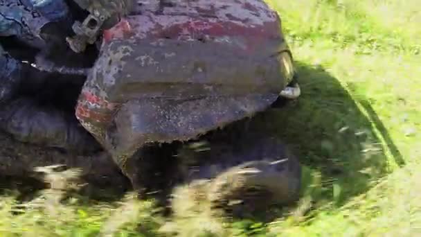 Quadrocycle sale extrêmement équitation sur le hors-route avec des boues et des herbes — Video