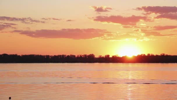 Paisagem espetacular de rio com água parada, linha costeira ao pôr-do-sol laranja agradável . — Vídeo de Stock