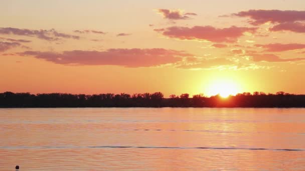 Καταπληκτικό τοπίο του ποταμού με ακίνητο νερό, ακτογραμμή στο όμορφο πορτοκαλί ηλιοβασίλεμα. — Αρχείο Βίντεο