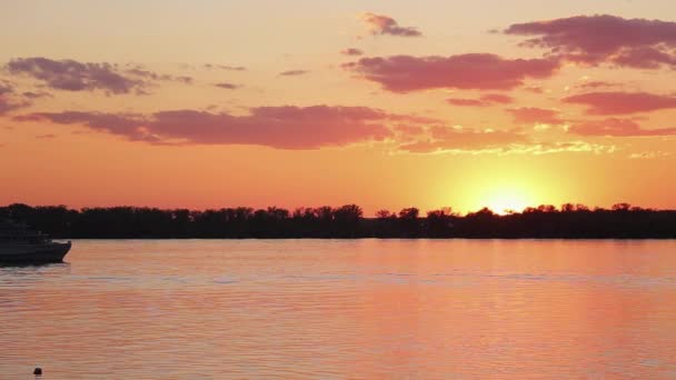 湖、海岸線、美しいオレンジ色の夕日で浮かぶフェリーボートの素晴らしい風景. — ストック動画