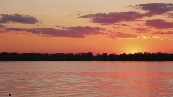 Wunderbare Flusslandschaft mit stillem Wasser, Küstenlinie bei schönem orangen Sonnenuntergang. — Stockvideo