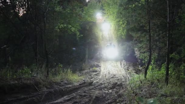 Plusieurs quadrocycles avec des hommes dans des casques chevauchent à l'intérieur d'une énorme grotte . — Video