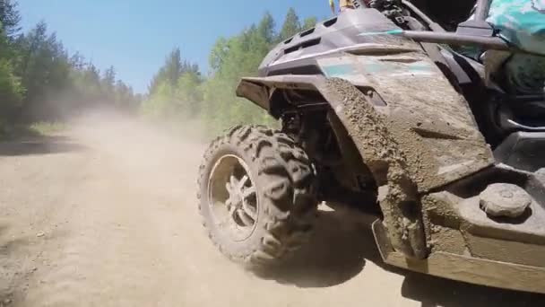 Dirty quadrocycle extremely riding on the offroad among grass and bushes — Stock Video