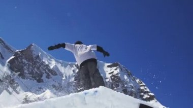 Sochi, Rusya - 2 Nisan 2016: Kar yamacında kayak kayağı. Havada takla at. Güneşli bir gün. Kayak merkezi. Aşırılık.