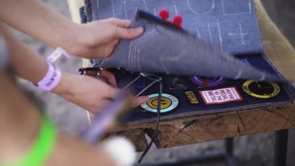 Man handen kiezen doek patch uit denim stapel verscheidenheid — Stockvideo