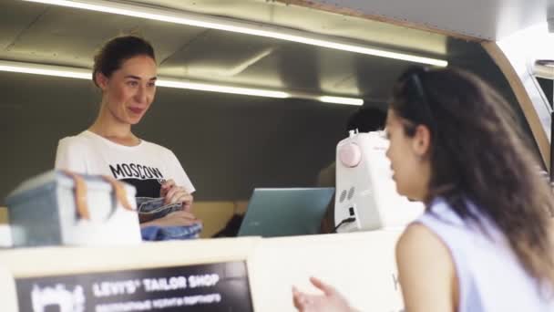 Meisjesverkoper bij tailoring shop hand schudden aan vrouwelijke klant over — Stockvideo