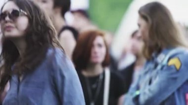 Yaz müzikalinde kıvırcık saçlı neşeli kız dans ediyor.