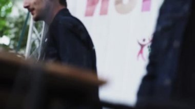 Bahçe şehri hareket gitaristleri yaz gecesinde sahne alıyorlar.