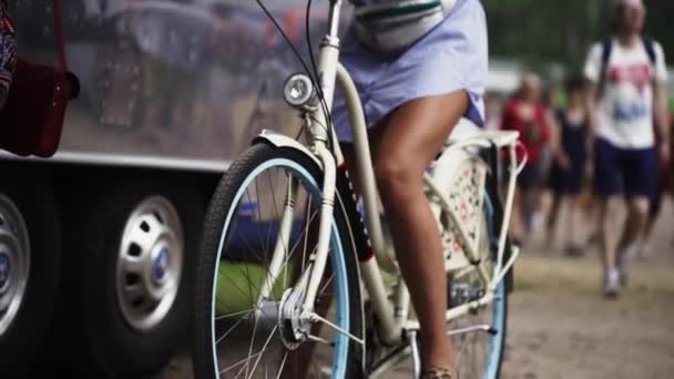 Mujer con mensajes de texto de bicicleta al aire libre cerca de mini furgoneta tienda stand on — Vídeos de Stock