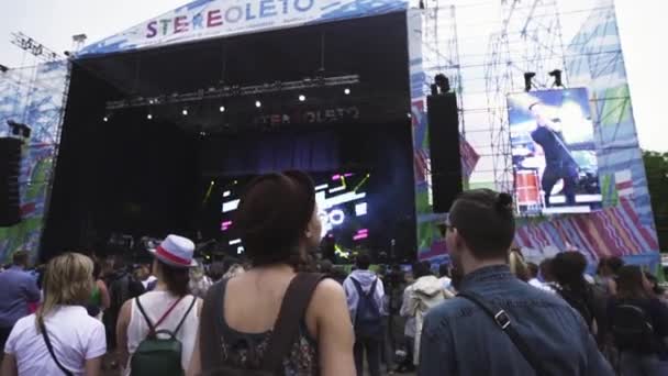 Mujer en sombrero fedora bailando un poco en multitud cerca de escena en su — Vídeos de Stock