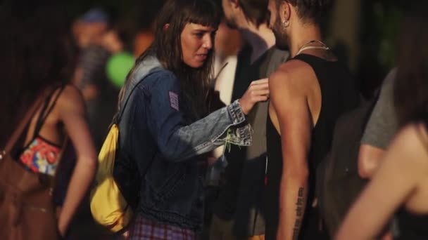 Punk girl czyta coś z koszuli brodatego mężczyzny i śmieje się — Wideo stockowe