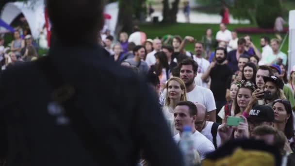 Pessoas multidão dançando e aplaudindo como banda tocando em cena no su — Vídeo de Stock