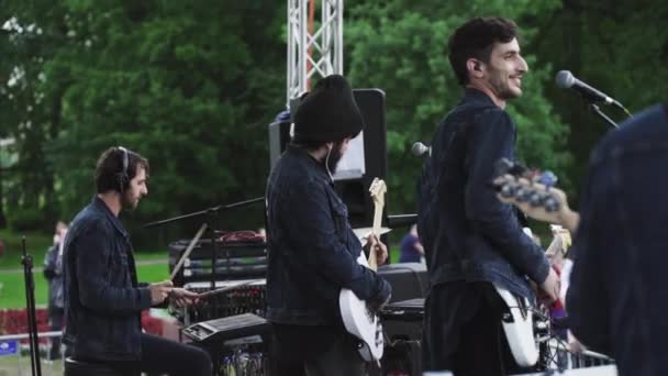 Jardín de la ciudad músicos de movimiento tocando instrumentos en escena en s — Vídeo de stock