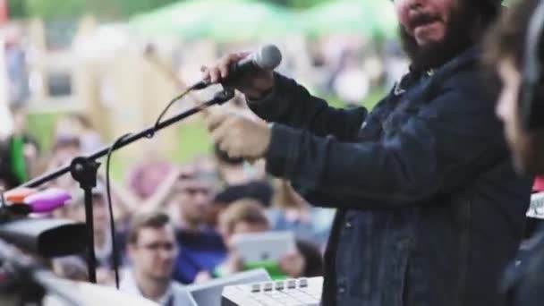 Trädgård stadsrörelse medlemmar trummar på scenen på sommaren festiva — Stockvideo