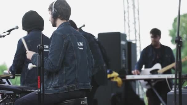 Jardín miembros del movimiento de la ciudad tocando instrumentos en la escena en suma — Vídeo de stock