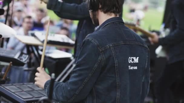 Jardín de la ciudad de los músicos de movimiento de tambores en escena en el verano festi — Vídeos de Stock