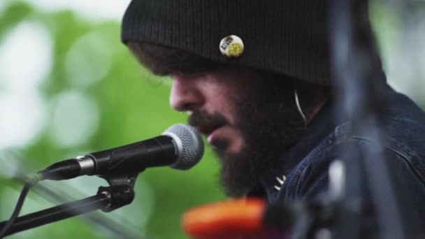 Jardim da cidade banda movimento barbudo membro com grande chapéu beany cantar — Vídeo de Stock