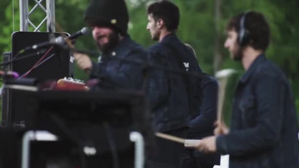 Jardim cidade movimento banda músicos tocando música na cena de op — Vídeo de Stock