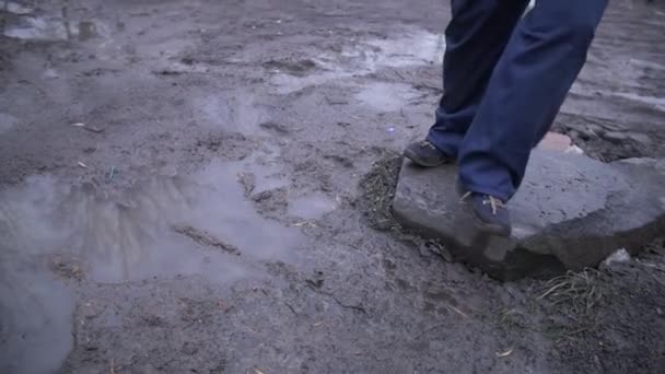 П'яний товстий чоловік співробітник дорожнього руху в зеленому жилеті повільно ходить на брудній землі . — стокове відео