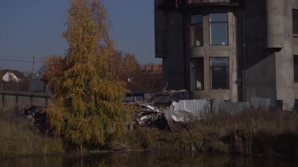 Ефектний житловий будинок з гарним ставком перед ним, розташований в сільській місцевості — стокове відео
