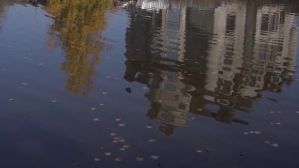 Enorme casa rural gris se refleja de surfuce de pequeño estanque en el campo — Vídeos de Stock