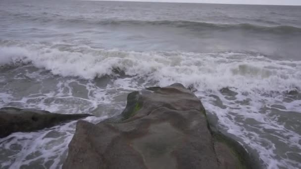 Corriente de agua de mar gris por la playa y la costa después de romper las olas . — Vídeo de stock