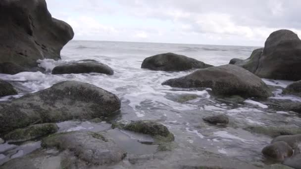 海浪破浪后，海水涌向海滩和海岸. — 图库视频影像