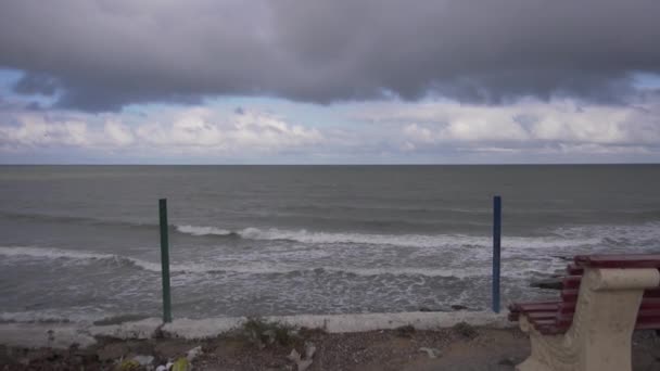 Vista dalla collina del litorale con onde che cadono sulle rive nella ventosa giornata estiva . — Video Stock