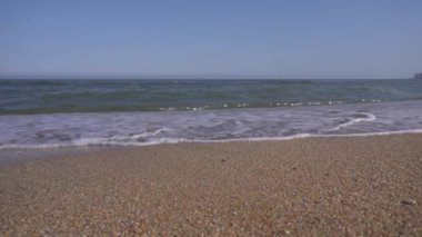 İnanılmaz okyanus dalgaları yavaşça sahile ve kumlu kıyılara çarpıyor..