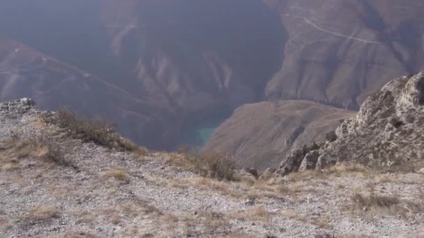 Cenário surpreendente de borda de precipício, montanhas circundantes e colinas em dia ensolarado . — Vídeo de Stock