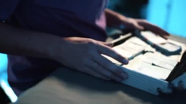 Jeune homme en t-shirt met des dollars américains et d'autres devises dans une valise métallique .