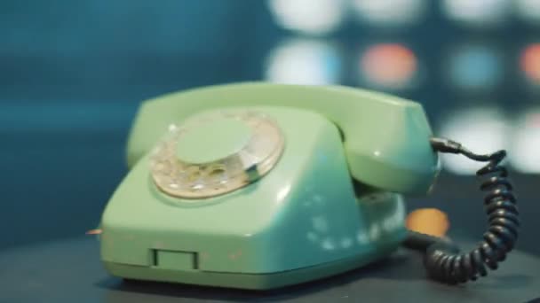 Dönen kamera modern odada siyah spiral kablosu olan antika bir telefon gösteriyor.. — Stok video