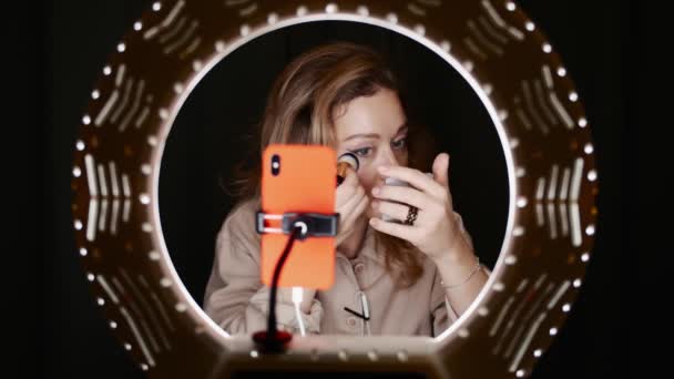 Widok blogerki moda kobieta konturowanie twarz przed światło pierścień z telefonu — Wideo stockowe