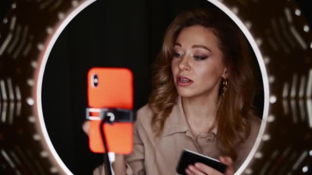Érett szőke nő szépség blogger mutatja raklap és kozmetikai ecset. — Stock videók