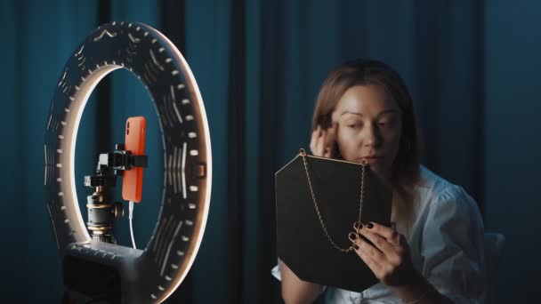 Donna bionda sta applicando specchio trucco in mano davanti alla luce anello . — Video Stock
