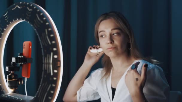 Pirang wanita dewasa kecantikan blogger menyisir rambutnya di depan cincin cahaya . — Stok Video