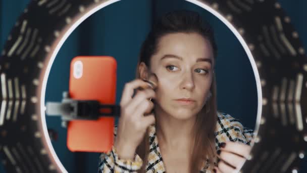 Attraktive weiße Frau Mode-Bogger setzt Make-up für Online-Tutorial. — Stockvideo