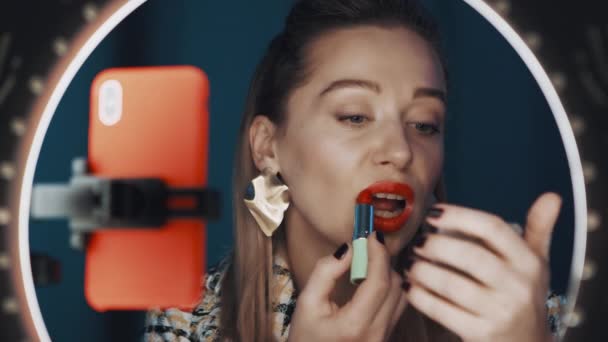 Biały stylowe kobieta moda blogger stosuje szminka przed pierścień światło. — Wideo stockowe