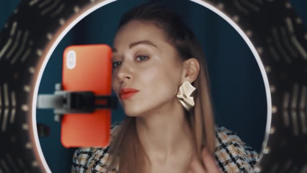 Schönheitsbloggerin filmt Tutorial-Video vor Ringlicht für Kanal — Stockvideo