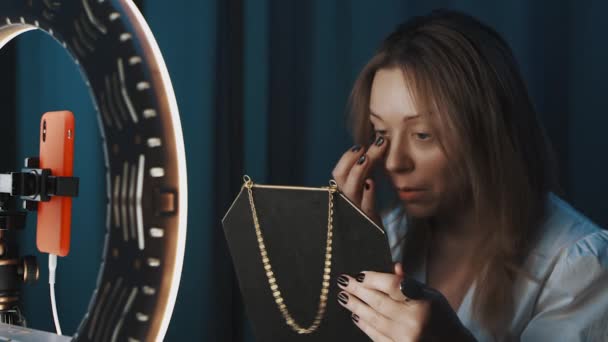 Blogger de moda de mulher agradável aplica maquiagem na frente da luz do anel para seu blog . — Vídeo de Stock