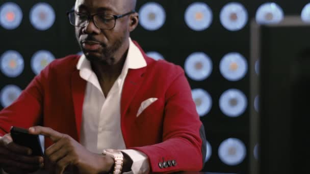 Симпатичный Зрелый Лысый Африканский Бизнесмен Красном Костюме Белой Рубашке Стильных — стоковое видео