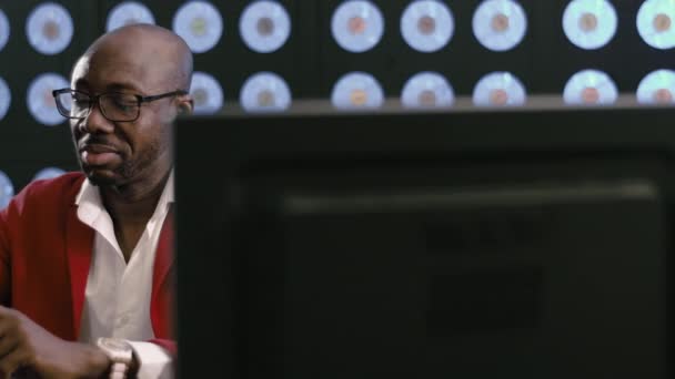 Красиво Виглядає Бородатий Лисий Афро Американський Бізнесменвін Червоний Костюм Біла — стокове відео
