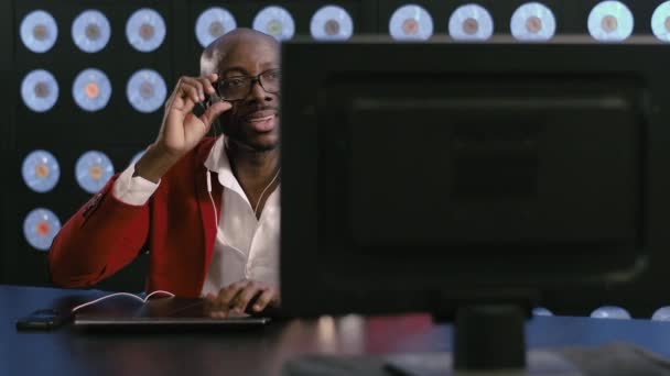 Aktiv Afrikansk Amerikansk Mogen Man Med Röd Kostym Vit Skjorta — Stockvideo